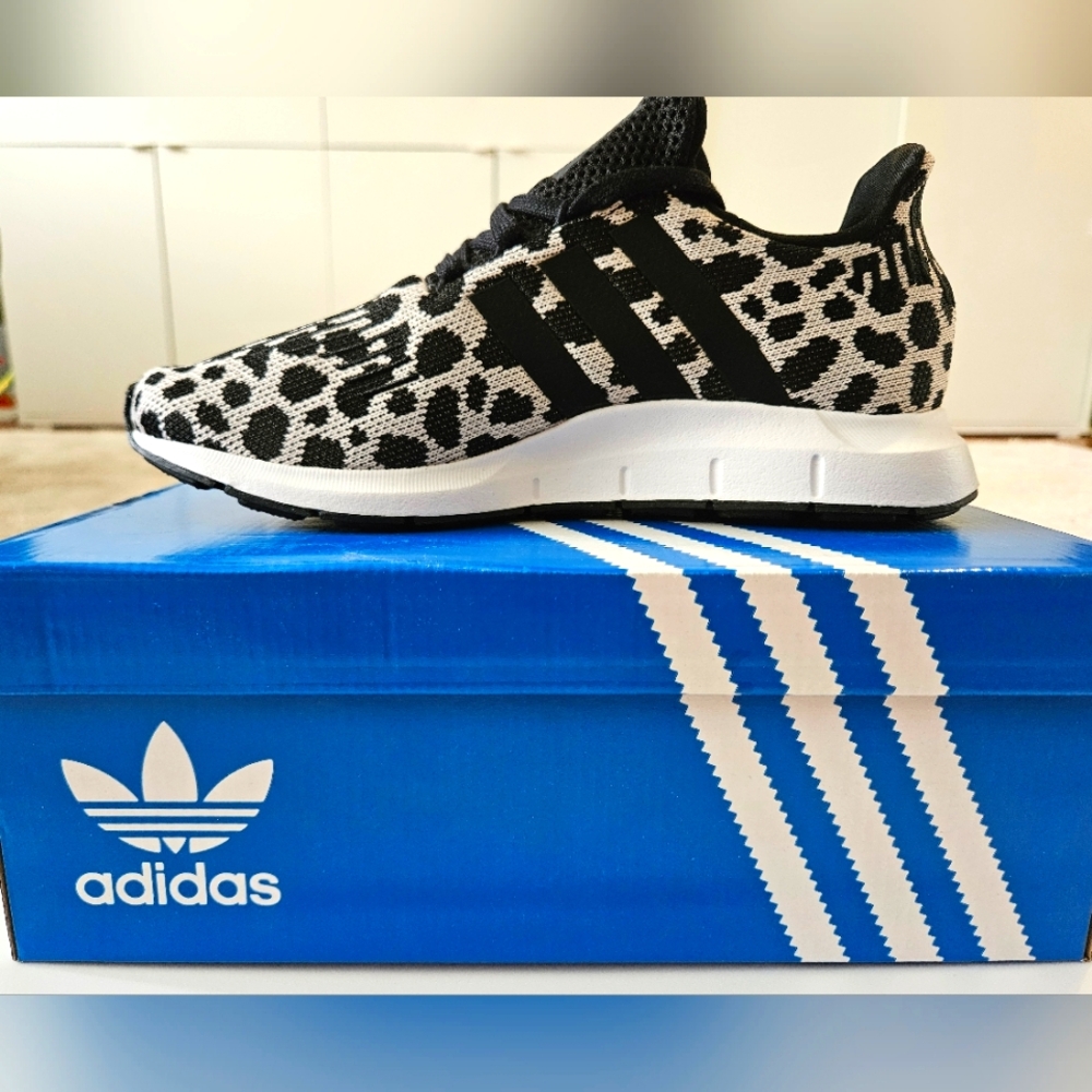 Adidas Swift Run Sneaker in size 6